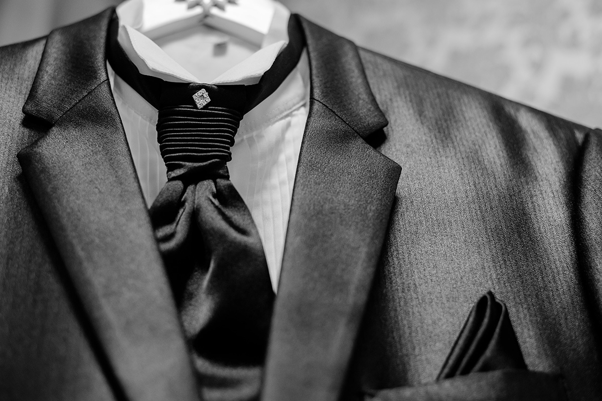 detalhe do terno do noivo no making off do noivo em contagem