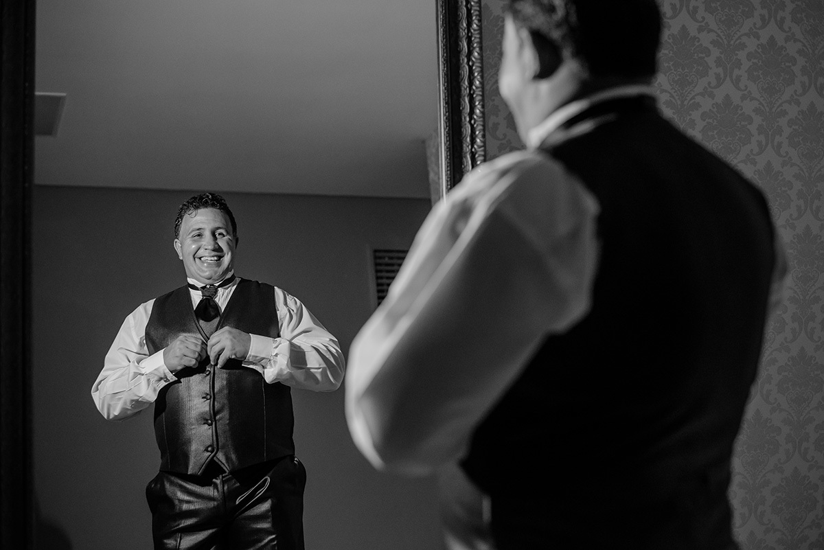 making off do noivo feliz na foto do fotografo de casamentos em contagem João Paulo