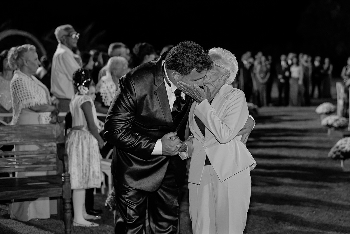 beijo da mãe do noivo no altar da cerimonia de casamento no sitio em contagem