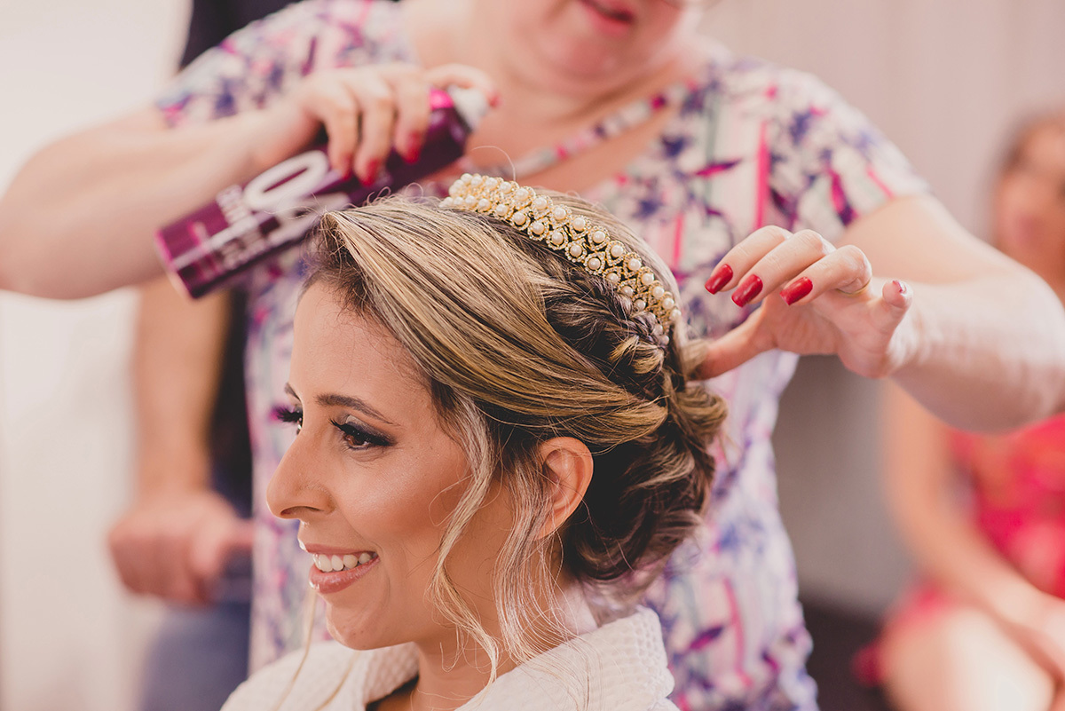 detalhe da tiara da noiva sendo colocada no making off da noiva no casamento em contagem