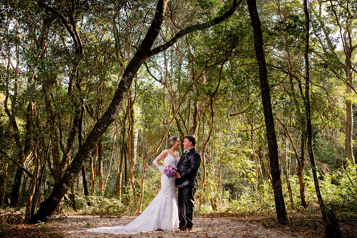 noivos abraçados embaixo das arvores no ensaio pós wedding em contagem