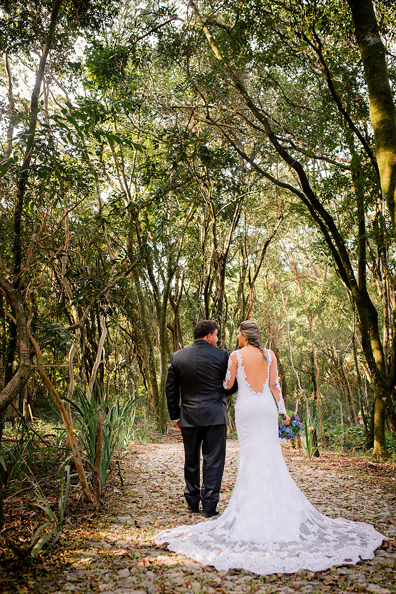 noivos caminhando de mãos dadas em pós wedding em contagem