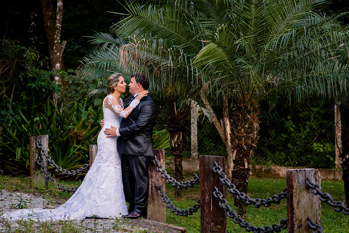 noiva com vestido de sereia abraçada com o noivo no pos wedding em contagem