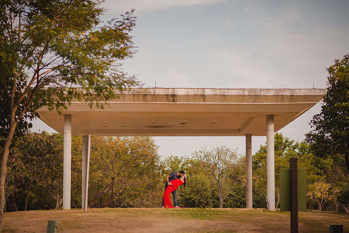 Ensaio de Gestante em BH Belo horizonte parque ecológico da Pampulha - casal posando para o book de gestante 