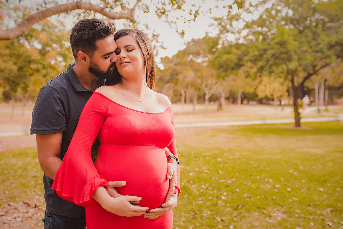 Ensaio de Gestante em BH Belo horizonte parque ecológico da Pampulha - pai abraçando a gestante e sorrindo feliz no book de gestante