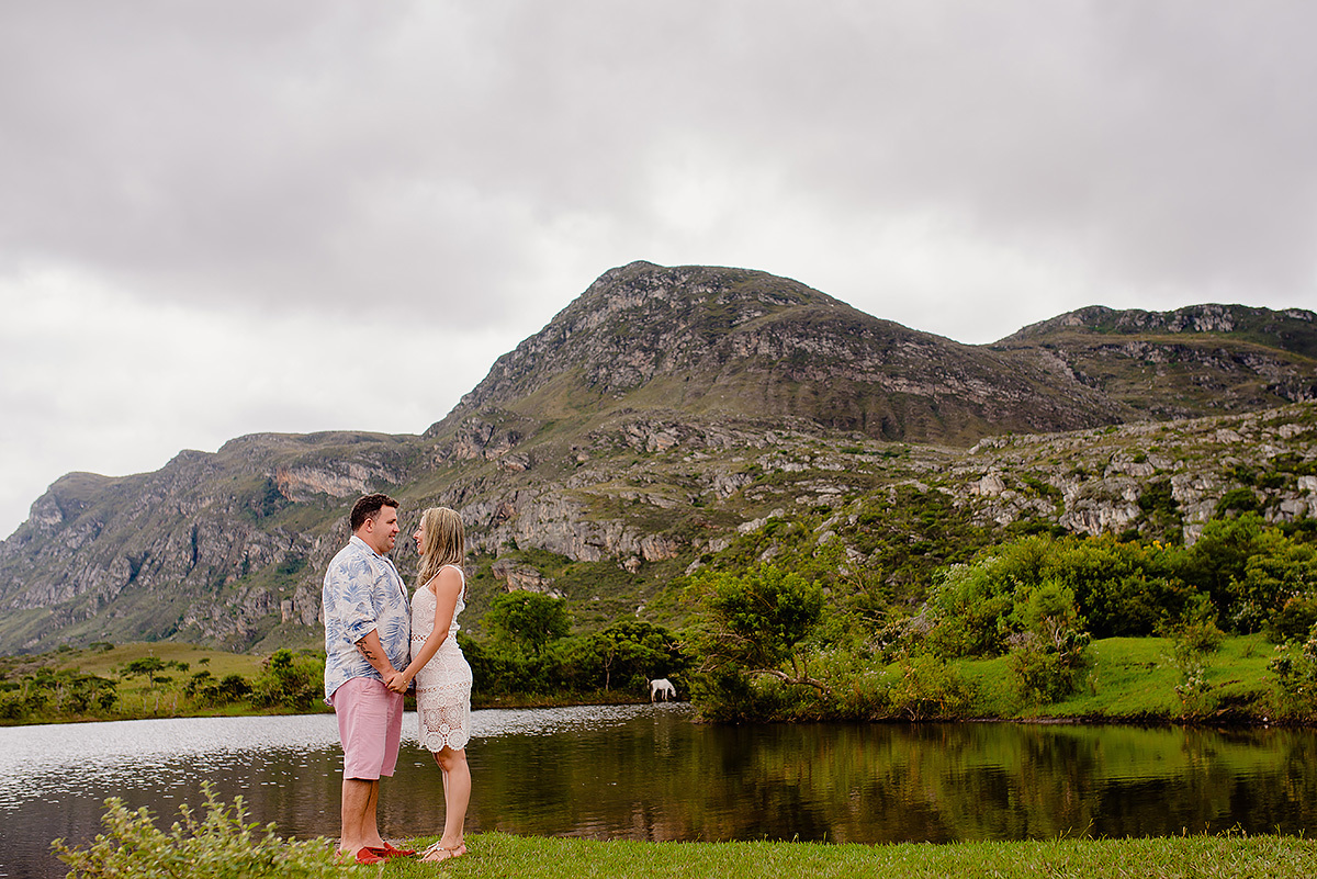 casal de mãos dadas em frente a lagoa no ensaio pre wedding na lapinha da serra MG na serra do cipó