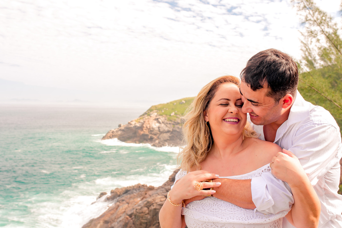noivos sorrindo felizes no ensaio pre wedding na praia em arraial do cabo