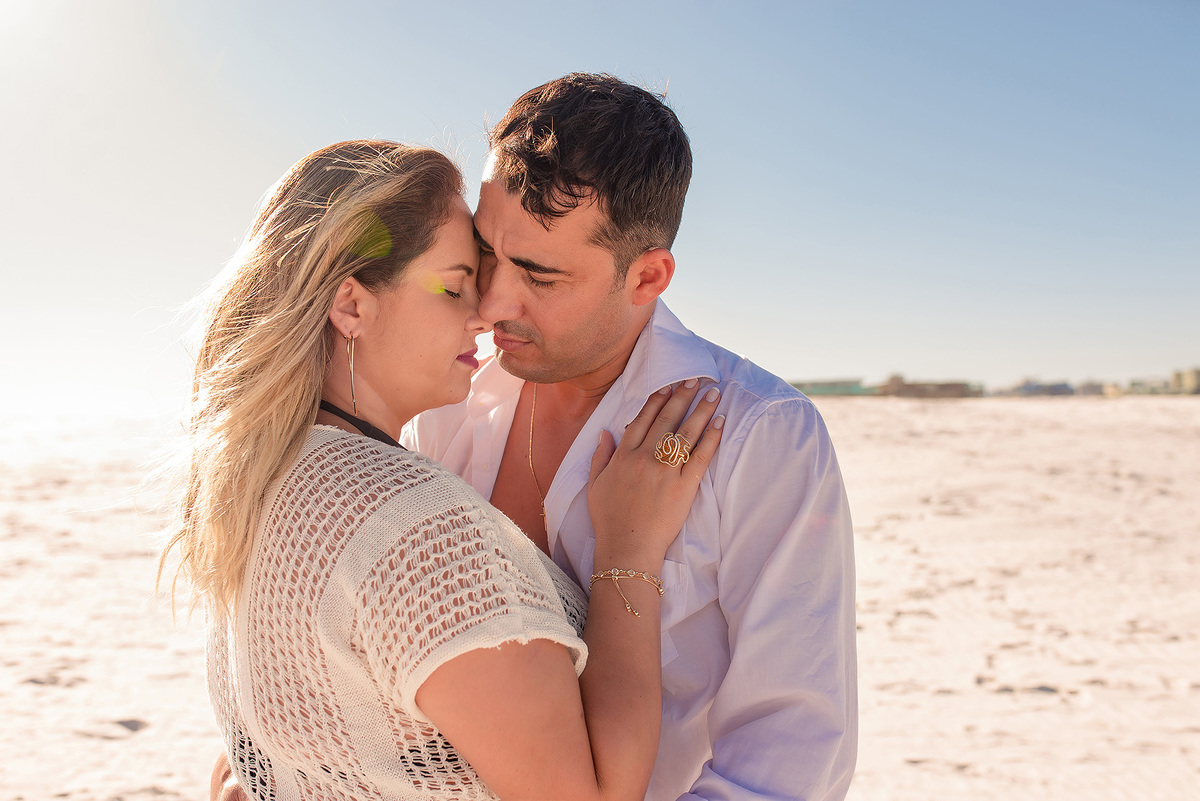 noivos abraçados no pre wedding na praia do forte em cabo frio