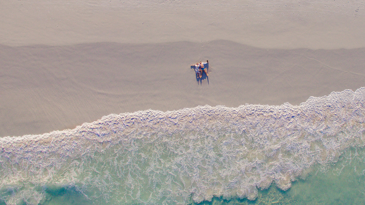 foto de drone em pre wedding na praia de arraial do cabo