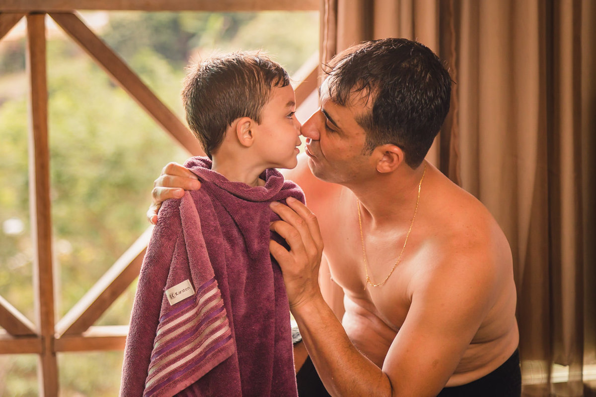 noivo abraçando o filho no making off do noivo