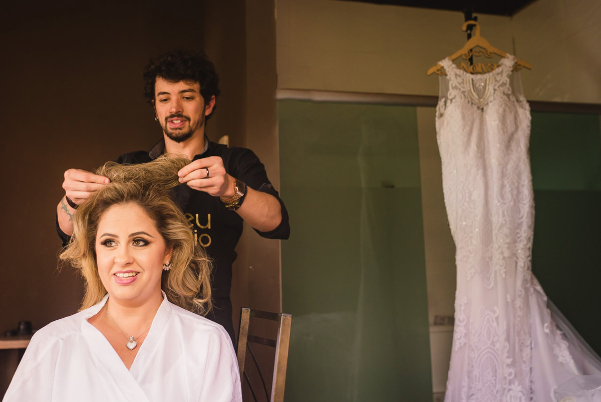 noiva arrumando os cabelos no dia da noiva em Belo Horizonte bh