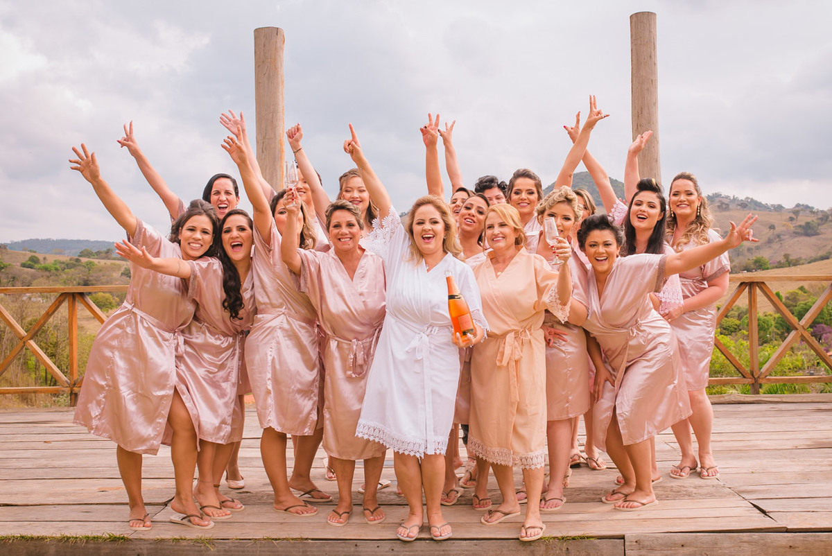 noiva fazendo brinde com as madrinhas no dia da noiva em Belo Horizonte BH