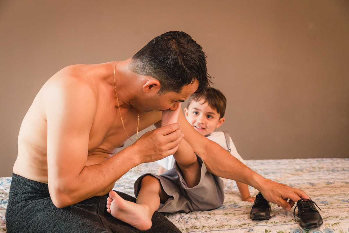 noivo brincando com pajem durante o making off do noivo em belo horizonte