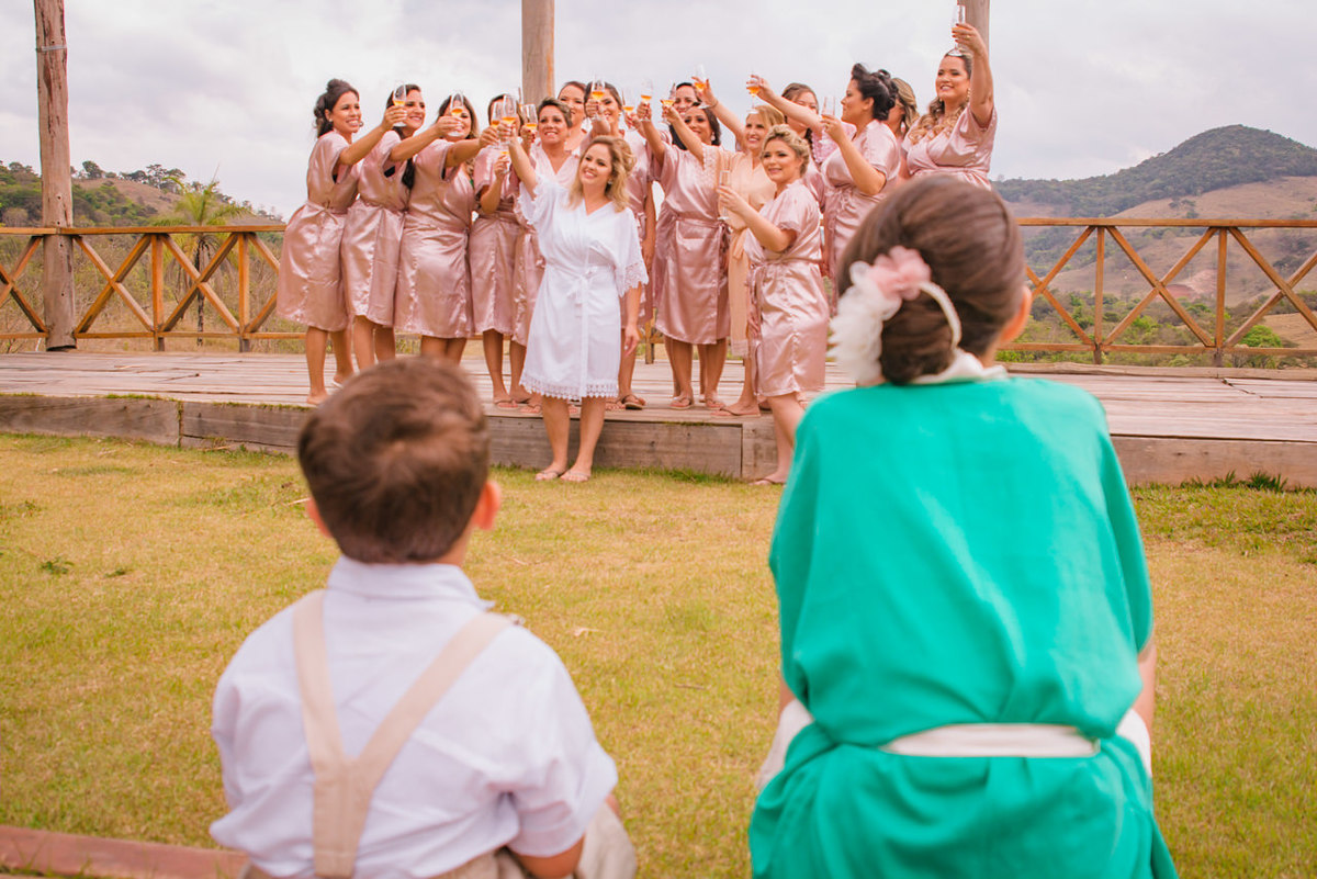 noiva fazendo brinde com as madrinhas no dia da noiva em Belo Horizonte BH
