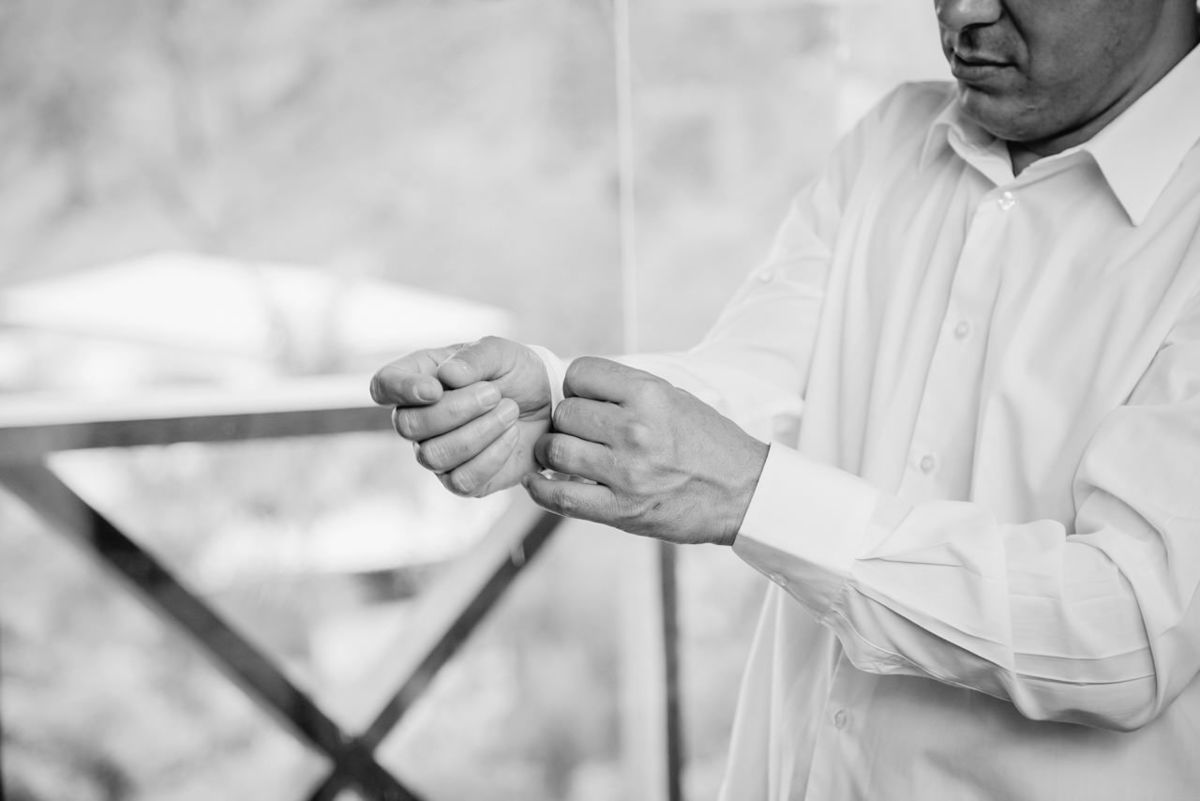 noivo se arrumando no making off do noivo de um casamento ao ar livre em Belo Horizonte BH