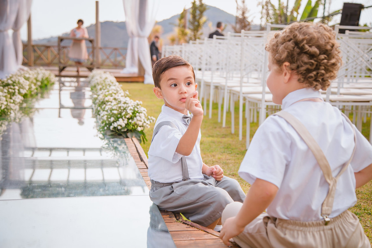 crianças brincando no casamento ao ar livre no sítio do ricardo em Brumadinho