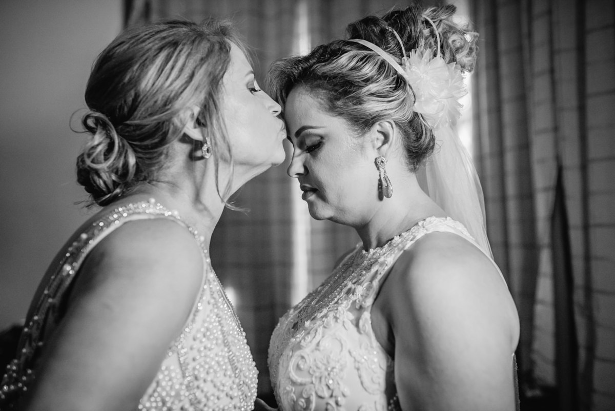 Mãe dando um beijo na noiva no making off antes do casamento ao ar livre em Belo horizonte BH
