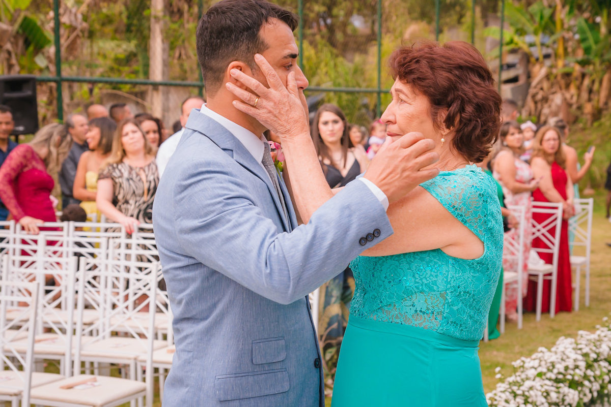 abraço do noivo na mãe na cerimonia de casamento ao ar livre em Belo horizonte