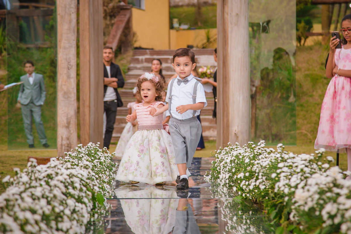 entrada dos pajens  no casamento ao ar livre em Belo horizonte com tapete espelhado para casamento