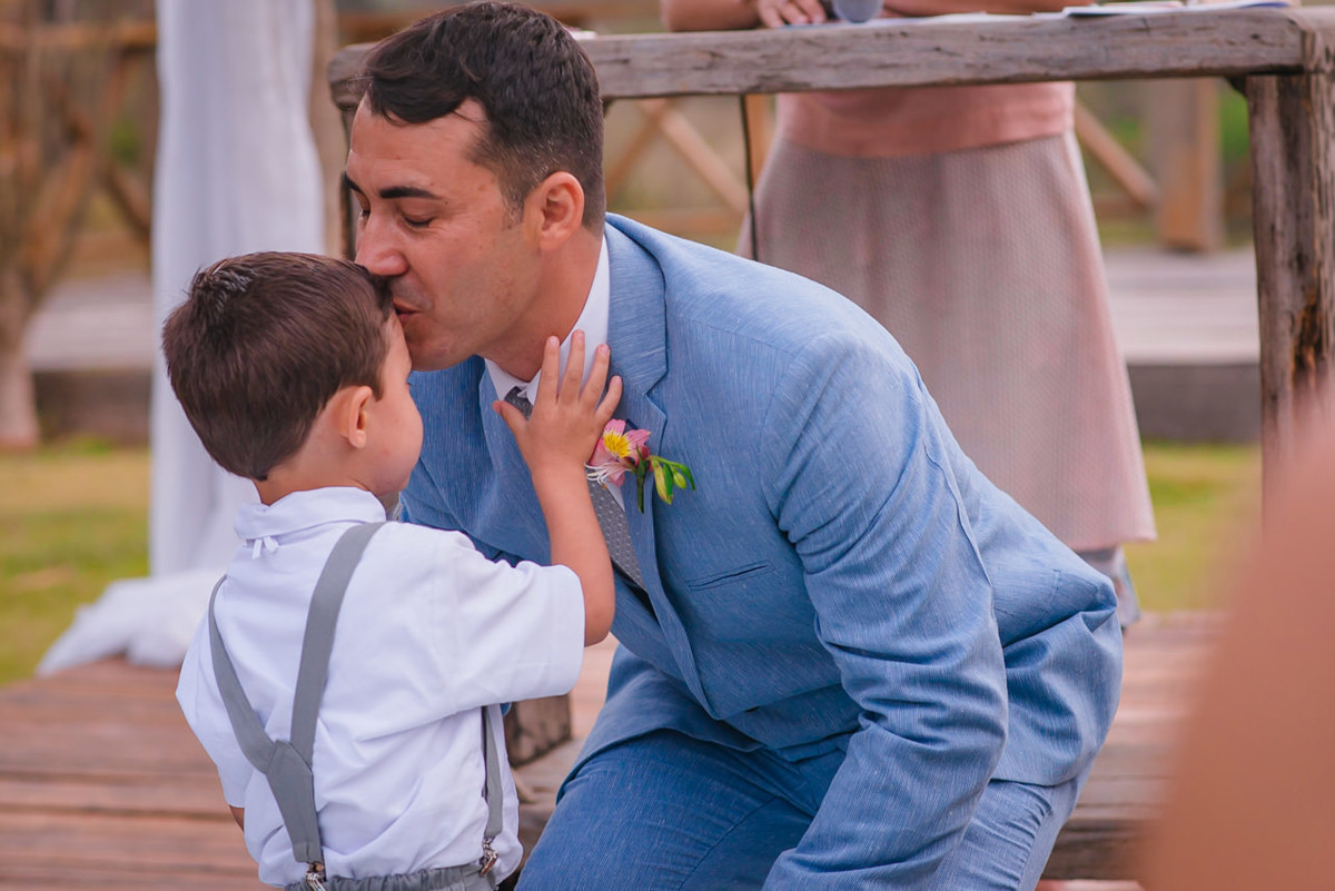 noivo recebendo pajem no altar no casamento ao ar livre