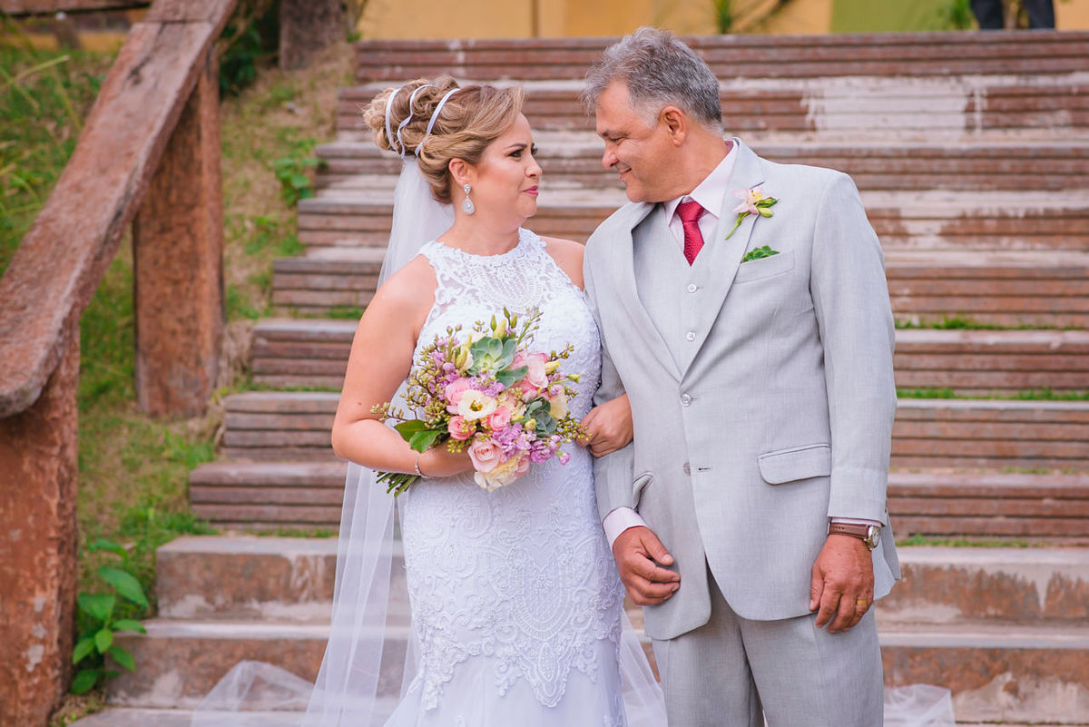 noiva olhando para o pai na entrada do casamento no campo em belo Horizonte BH