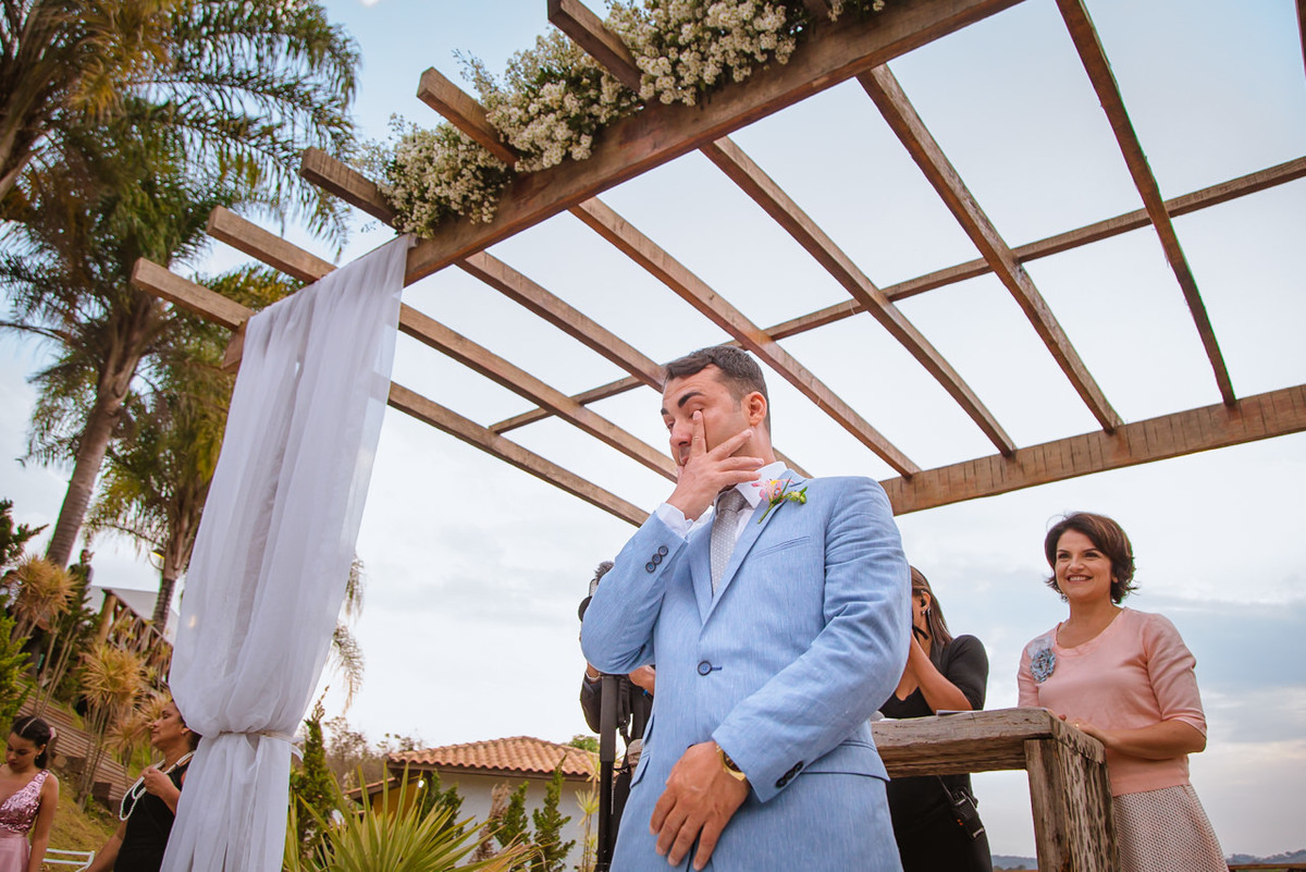 noivo chorando na entrada da noiva no casamento no Sítio do ricardo em Brumadinho