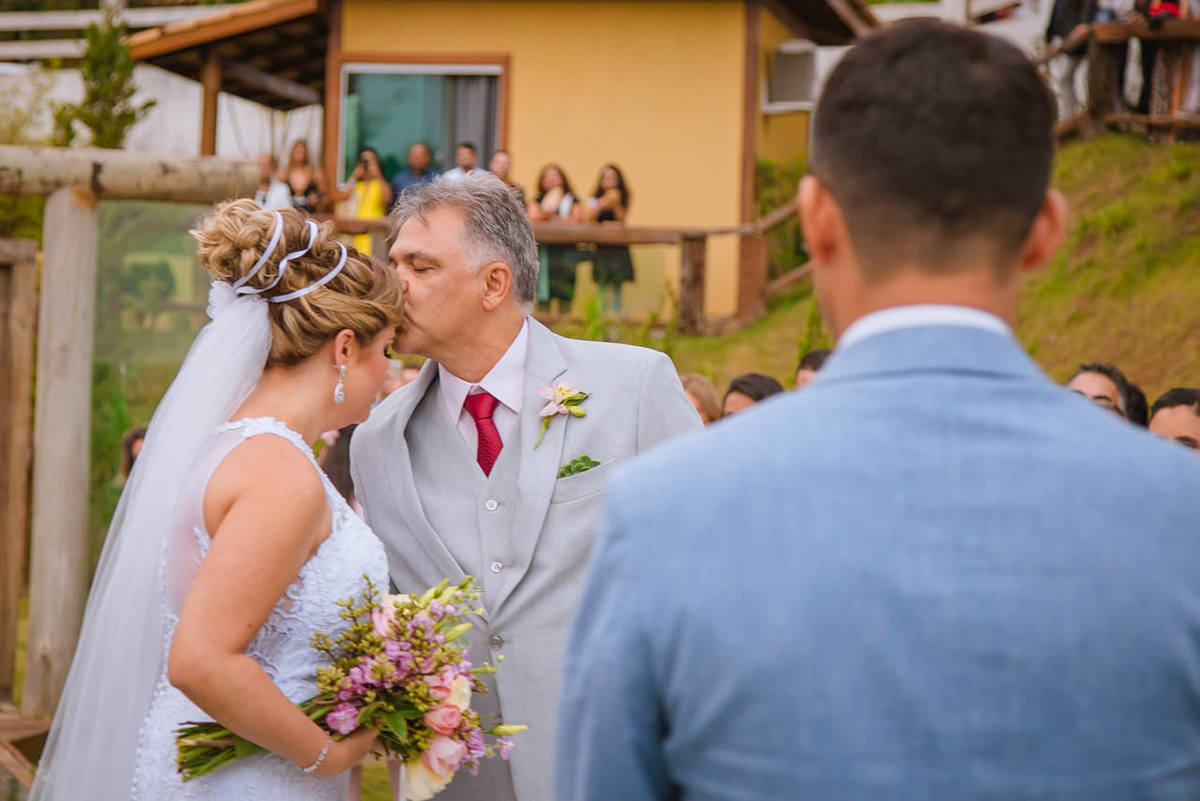 pai entregando a noiva no altar para o noivo no casamento ao ar livre em Belo horizonte