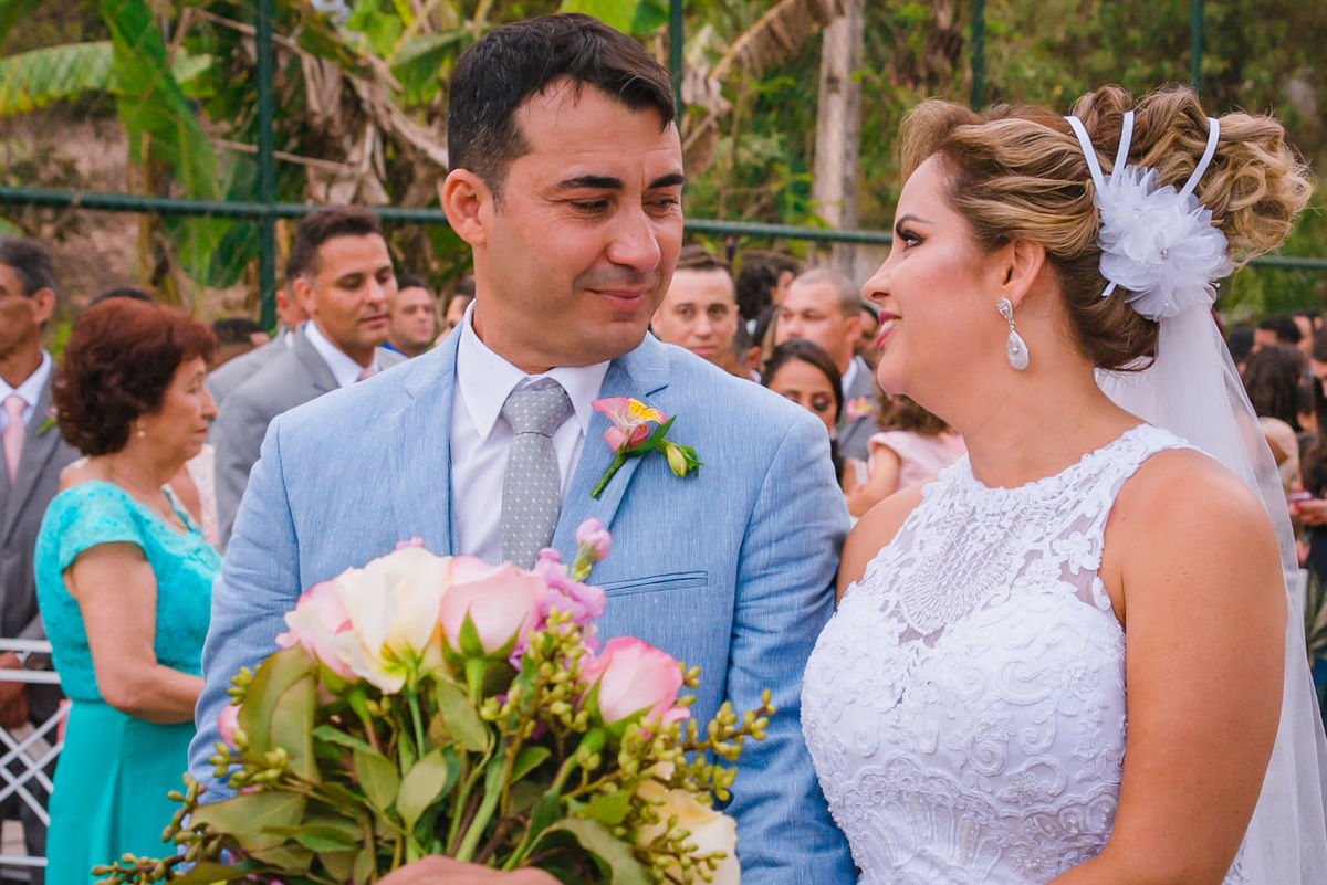 noivos se olhando no altar durante a cerimonia de casamento ao ar livre  no sitio do ricardo em Brumadinho