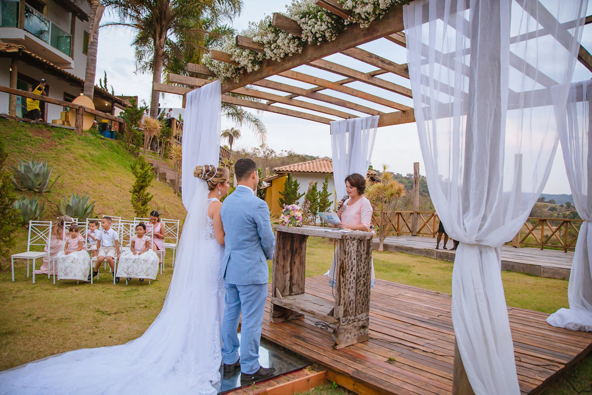 noivos no altar lado a lado no casamento ao ar livre no sitio do ricardo em Brumadinho  MG