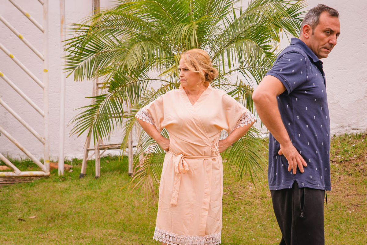 mão da noiva e irmão da noiva no making off da noiva de um casamento em belo horizonte