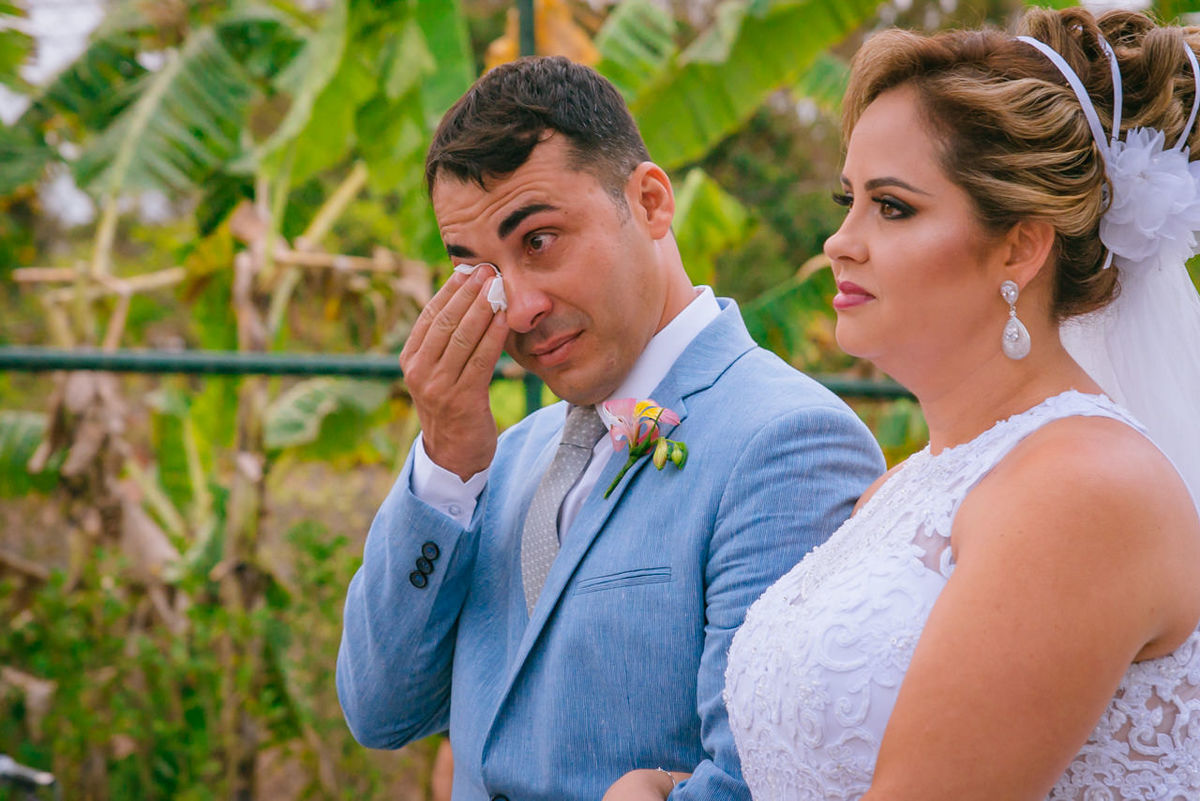 noivo emocionado chorando na cerimonia de casamento ao lado da noiva