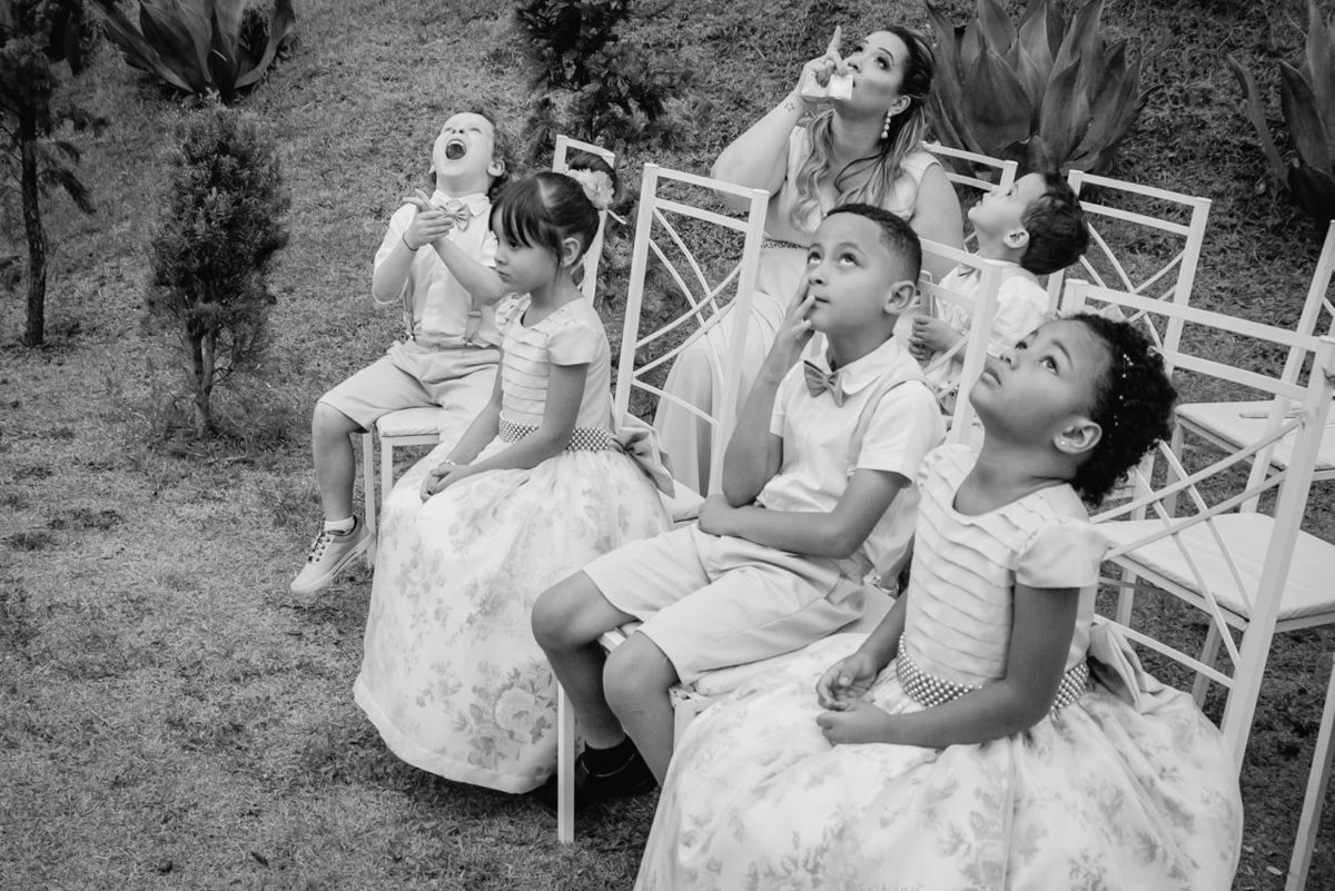 crianças brincando durante a cerimonia de casamento ao ar livre em Belo horizonte