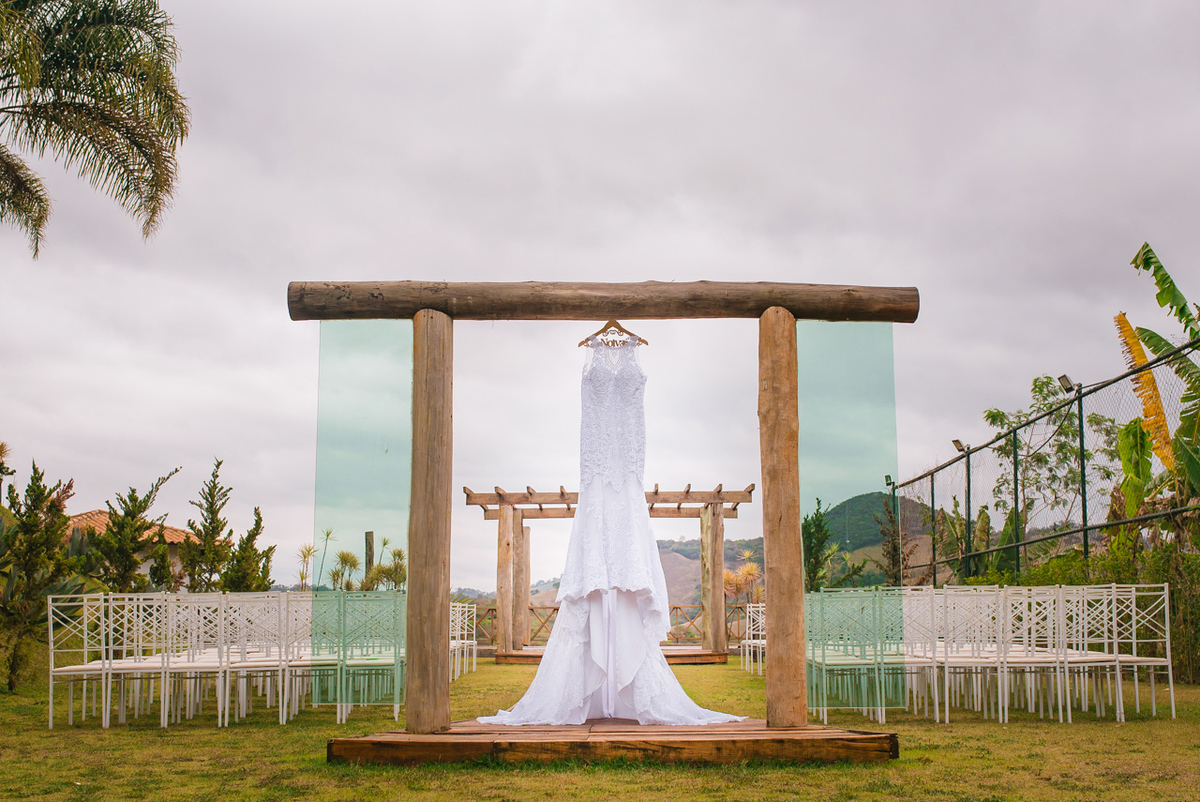 Vestido da noiva pendurado no cabide de madeira de noiva
