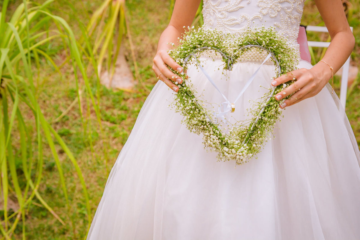 detalhe do suporte para aliança em forma de coração