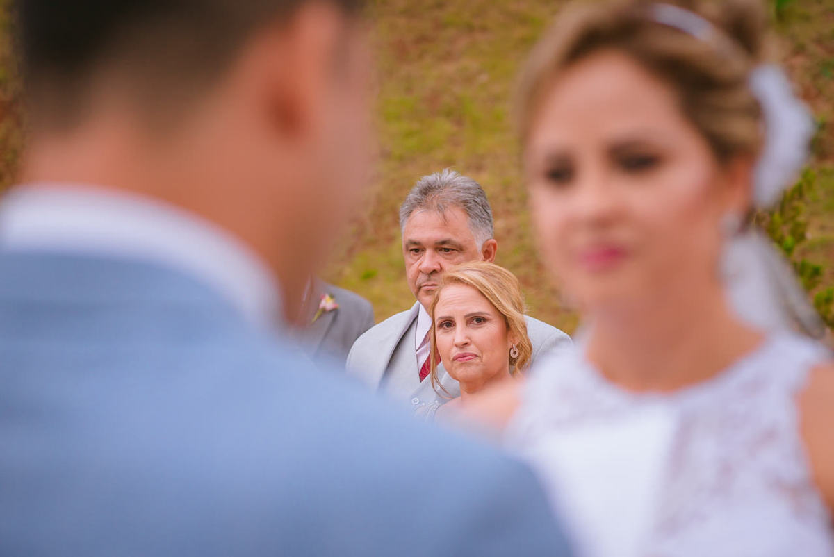 mãe da noiva emocionada durante a cerimonia de casamento ao ar livre em Belo horizonte