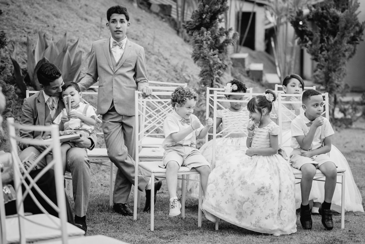 Crianças e pajens brincando durante a cerimonia de casamento