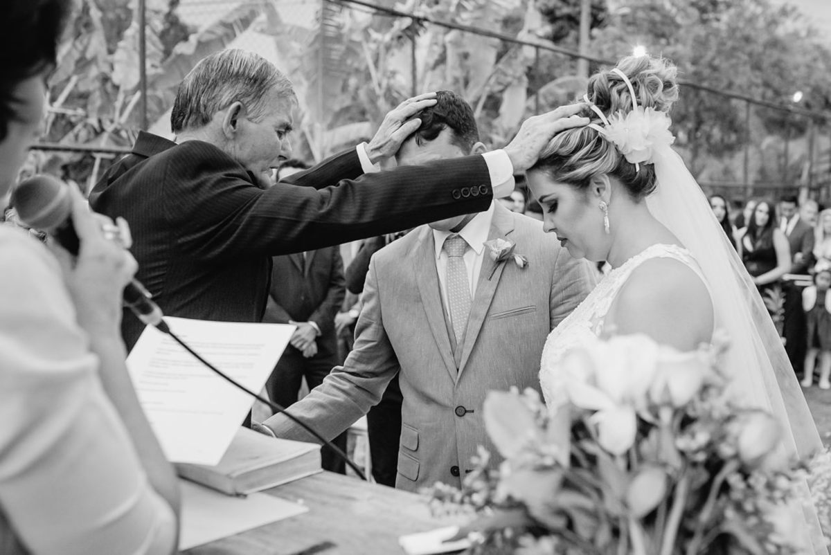 noivos recebendo a benção na cerimonia de casamento em belo horizonte