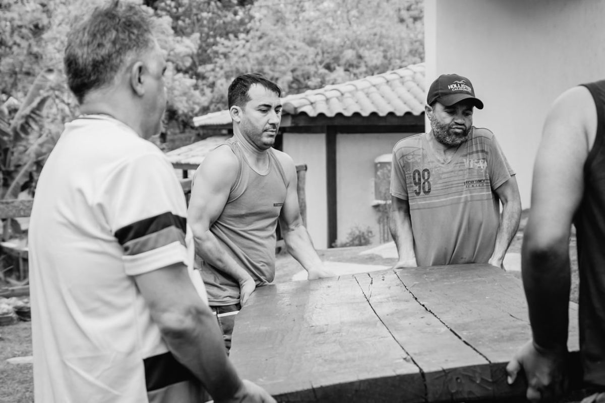 noivo e padrinhos juntos no making off do noivo