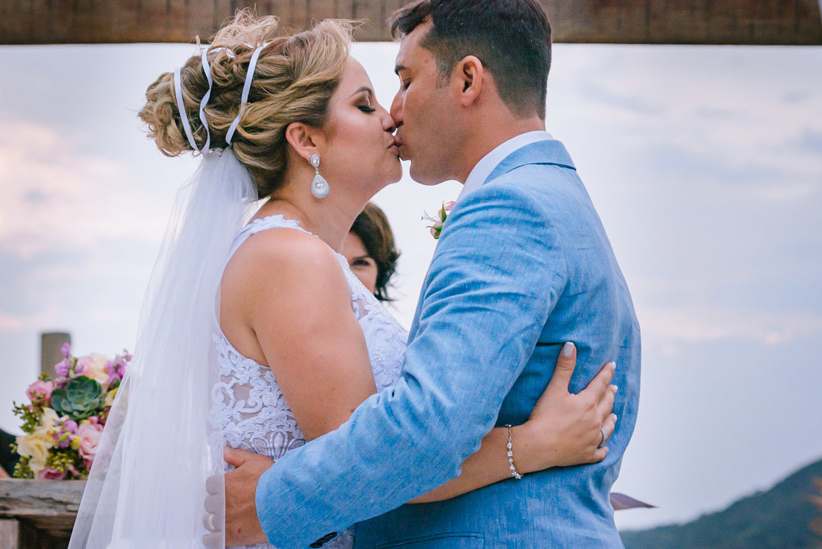 beijo dos noivos na cerimonia de casamento ao ar livre em Belo horizonte