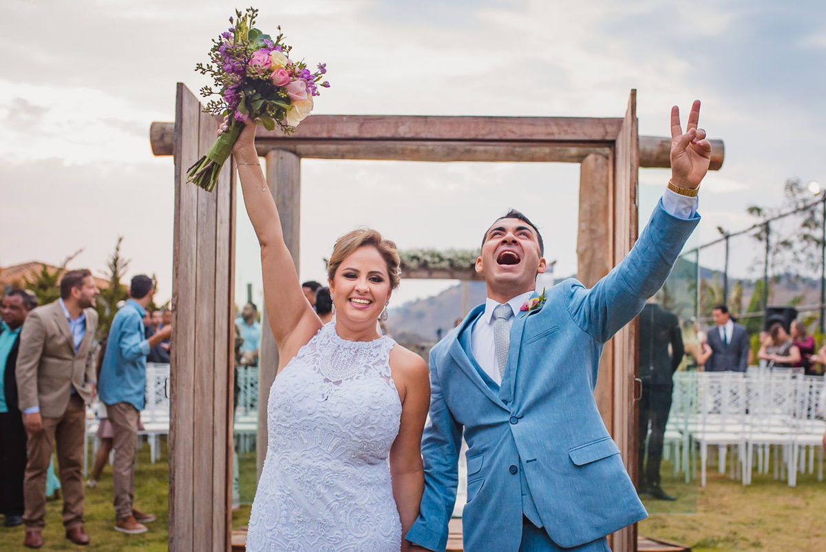 noivos felizes na saída do casamento ao ar livre em Belo Horizonte