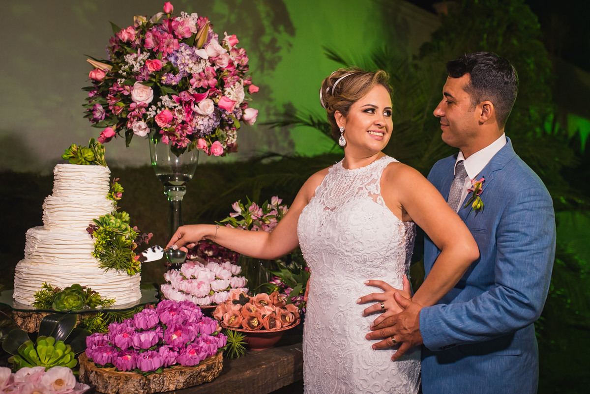 noivos cortando o bolo de casamento