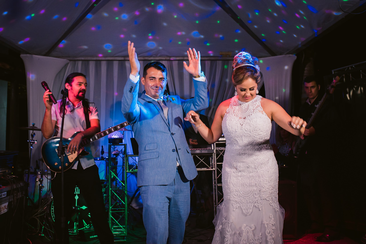 noivos dançando na pista de dança