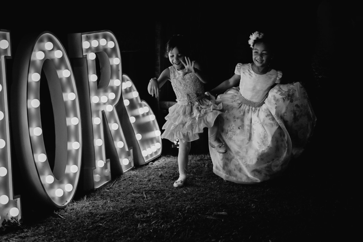 crianças brincando próximo ao letreiro luminoso amor em belo horizonte