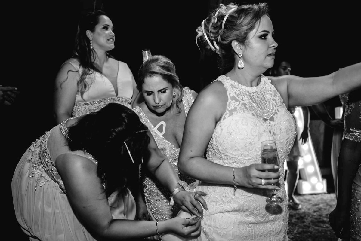 noiva se divertindo na festa de casamento ao ar livre em Belo Horizonte