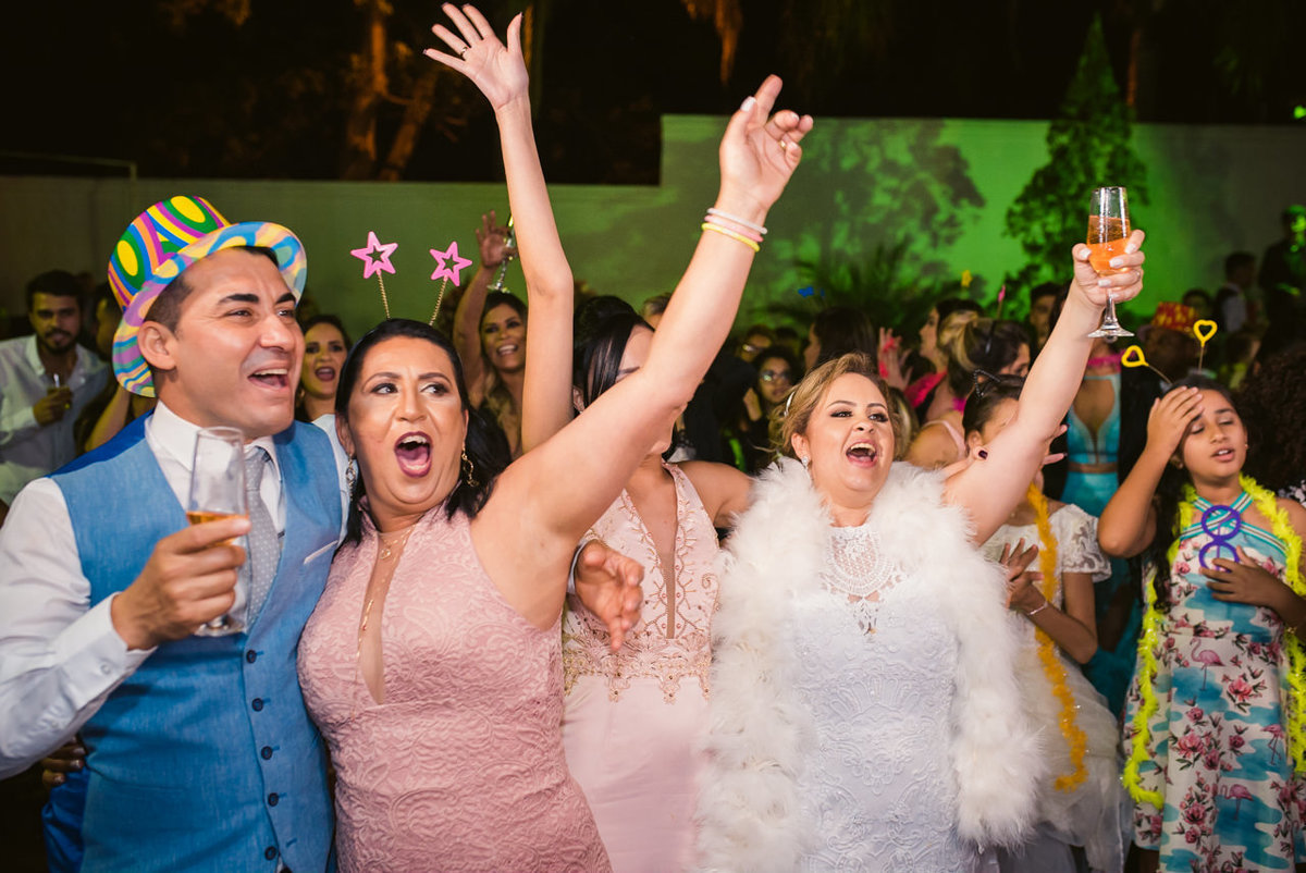 casal se divertindo em festa de casamento ao ar livre em belo horizonte