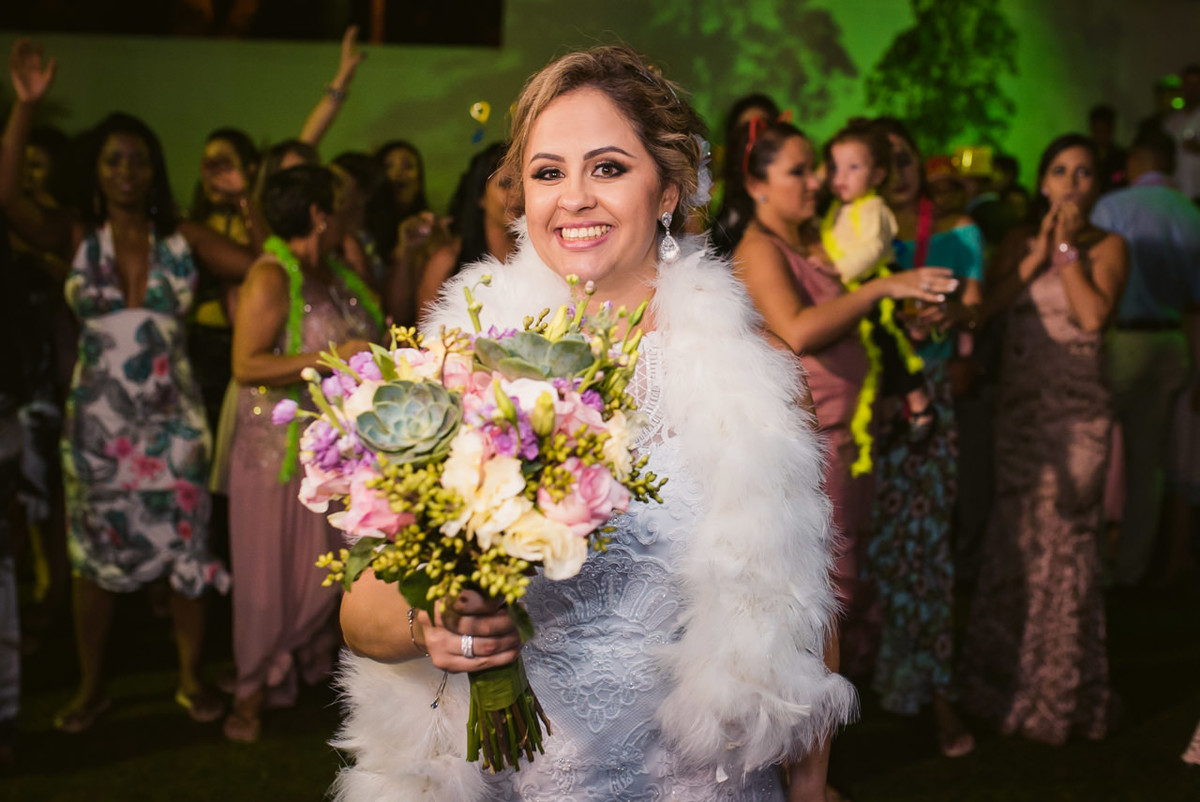 noiva jogando o buque na festa de casamento no sitio do ricardo em brumadinho MG
