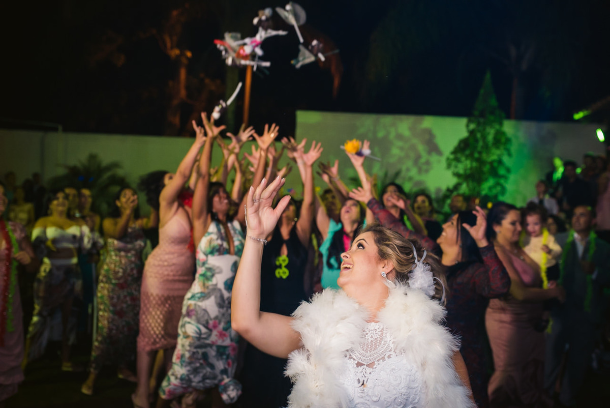 noiva jogando o buque na festa de casamento ao ar livre em Belo Horizonte BH