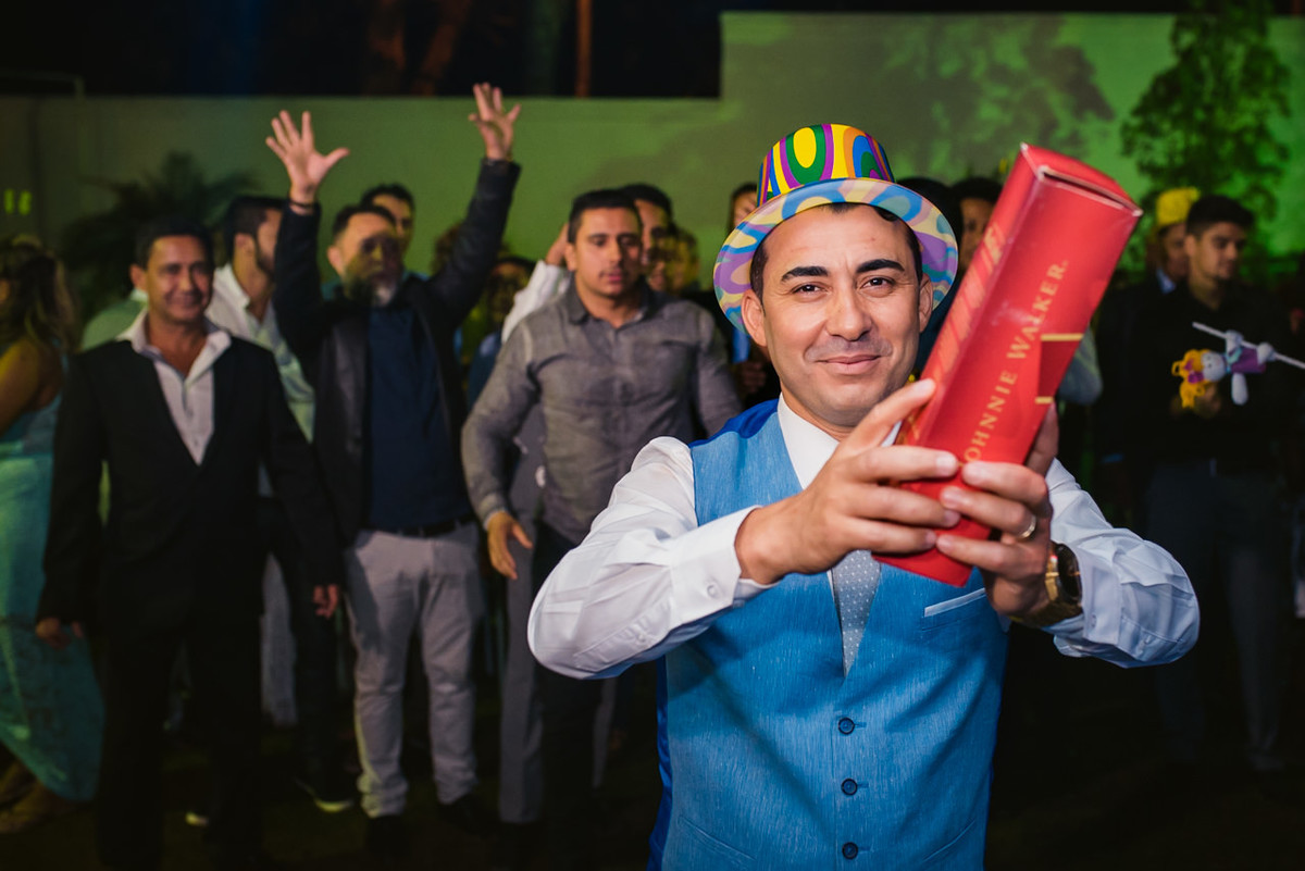 noivo jogando caixa de Whisky na festa de casamento