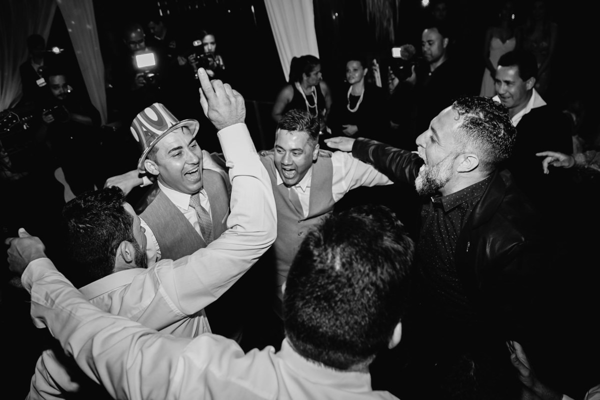 noivo dançando com os padrinhos na festa de casamento ao ar livre em Belo horizonte