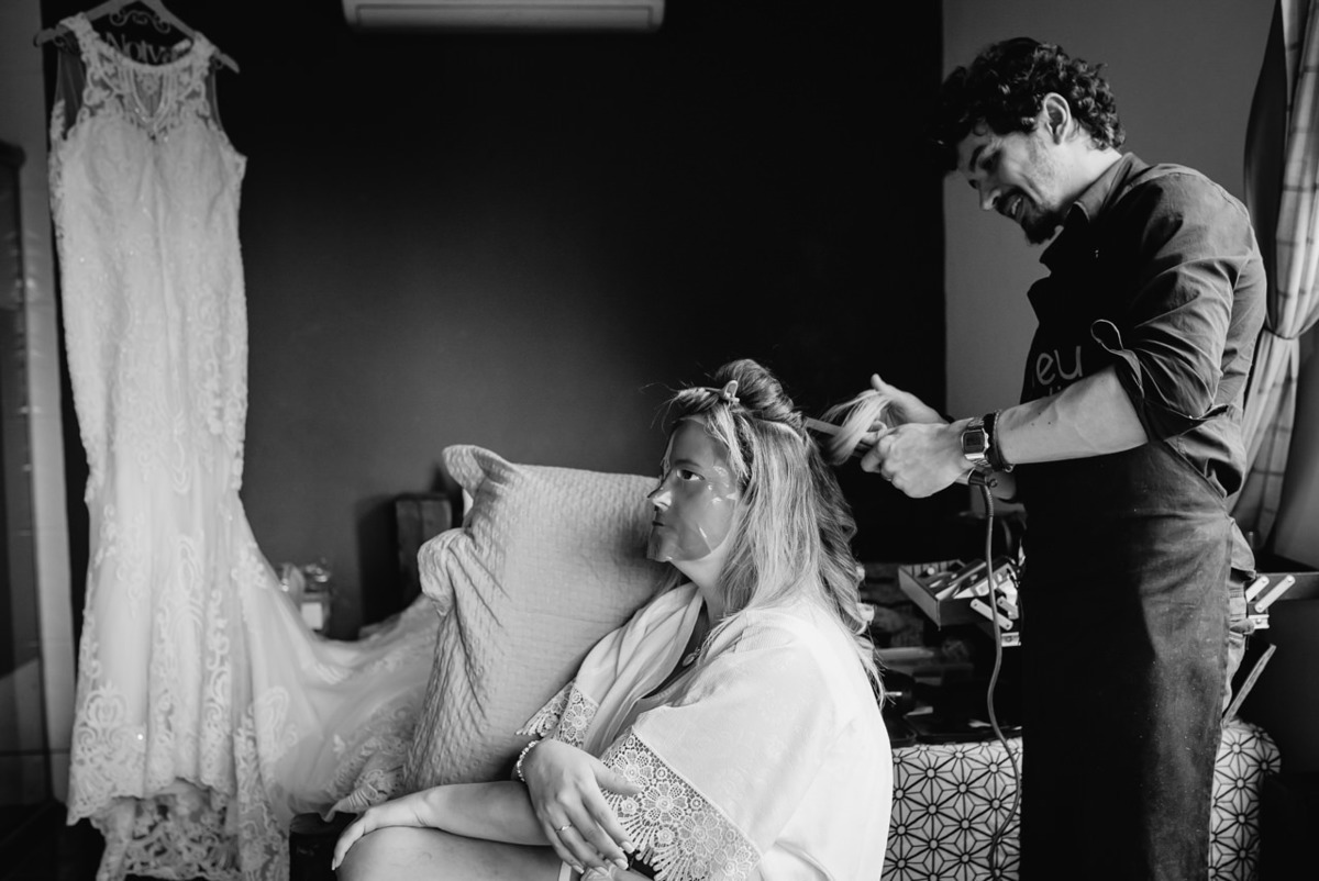 noiva arrumando cabelo no making off da noiva em belo horizonte BH